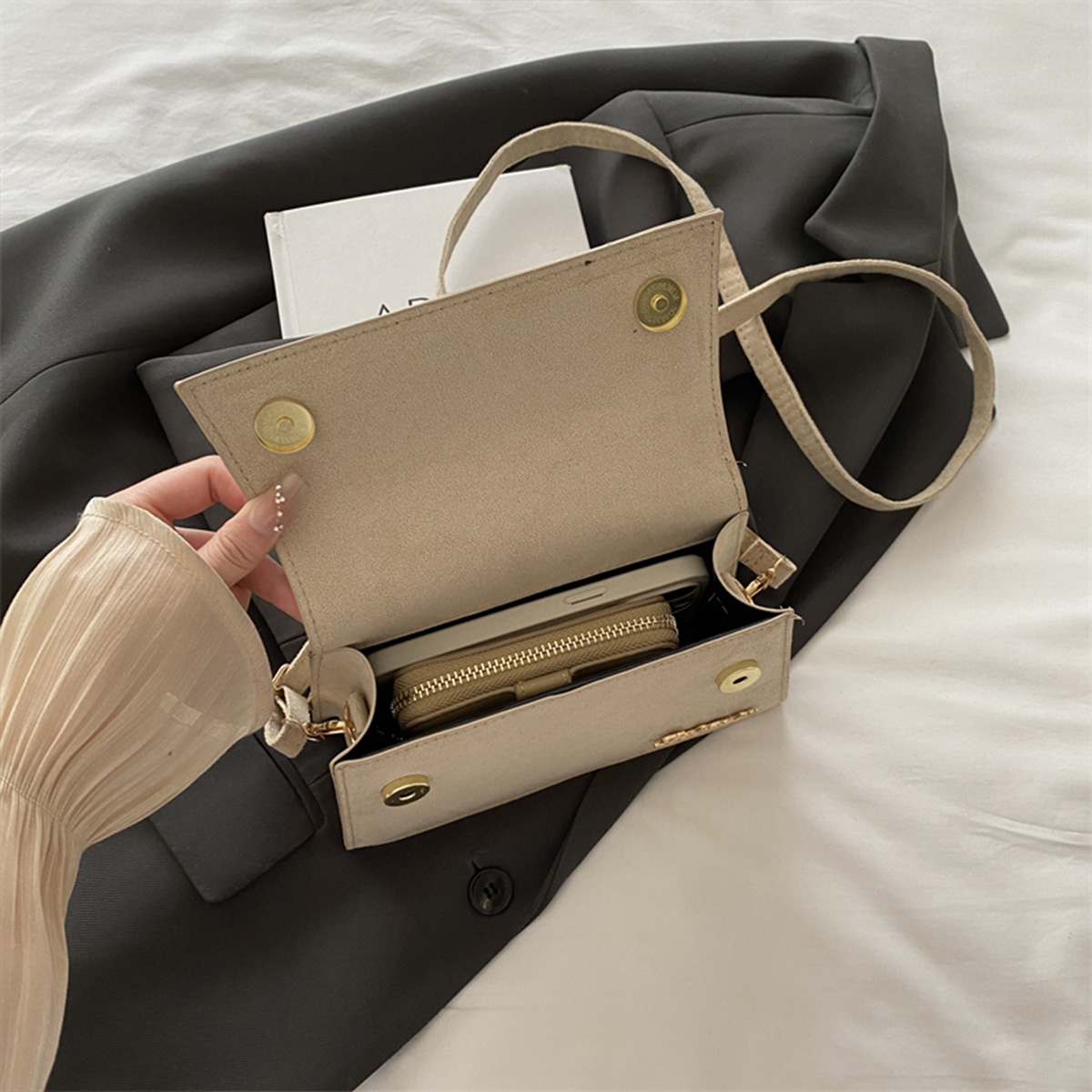 Золотая буквенная сумка с лого – обзор и цена Luxury Bags Jacquemus